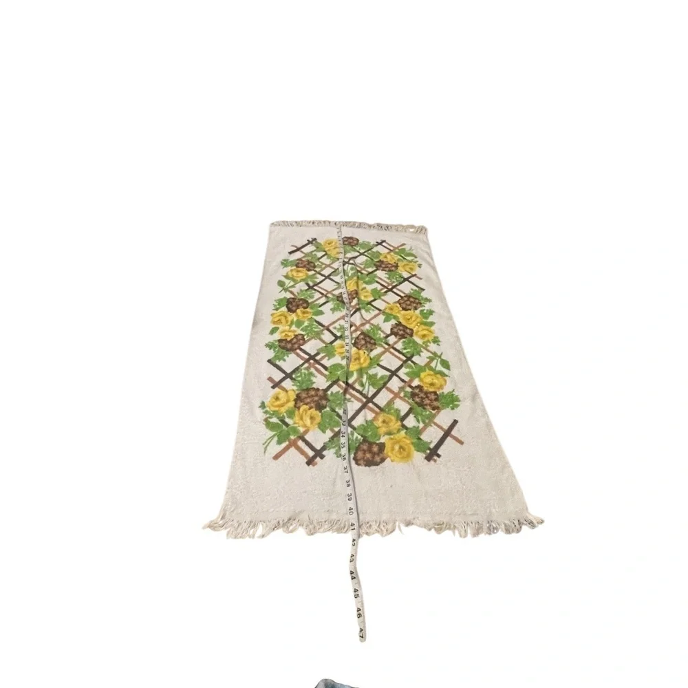 Vintage Cannon Rose GarBath Towel, Crisp Terry Cloth,‎ Yellow Roses on Lattice